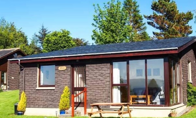 Dingwall Cottage | Family-Friendly Pine Lodge with Garden in Culbokie