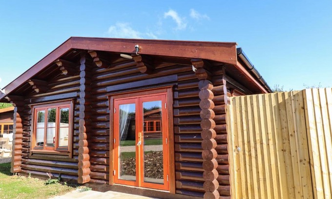 Castle Bytham House | Elegant Pine Lodge: Guest Rated 9.8 with Pool Access