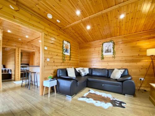 Camerton House | Family-Friendly Getaway at Pine Lodge - Pet Welcoming Retreat
