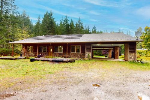 Port Orchard House | Explore Pine Palisades: Family and Pet Friendly Retreat