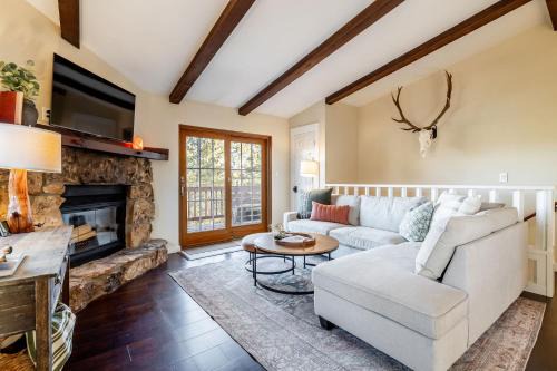 Bailey House | Cozy Mountain Cabin Retreat with Stunning Views
