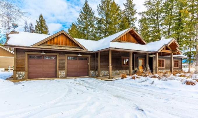 Kalispell House | Idyllic Pine Place: Pet & Child Friendly Getaway