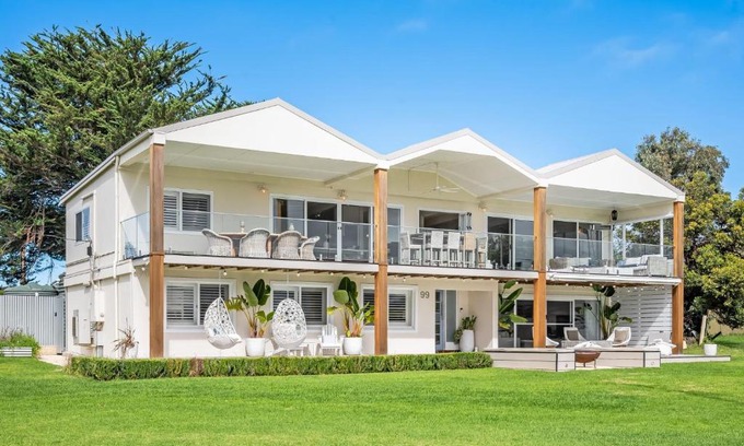 Nangkita House | Pine River Waterfront: Pet-Friendly Retreat with WIFI