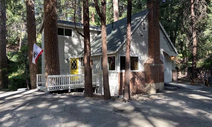 Crestline Cabin | Pine Tree Hideaway: Family-Friendly Retreat with Views