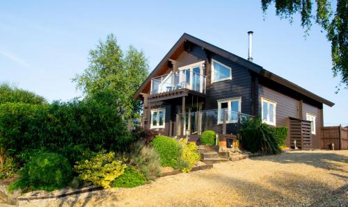 Pentney House | Explore Pine Tree Lodge at Pentney Lakes: 4-Star Retreat