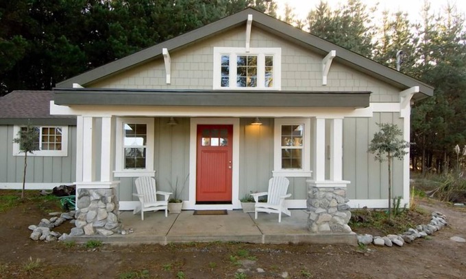Bodega Bay House | Oceanfront Pine View Bungalow with Spa & Hot Tub Retreat
