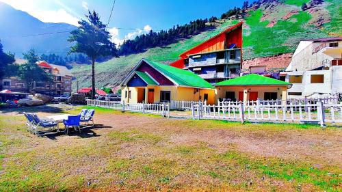 Kohistan Resort | Relax at Pine Villa By Green Oaks Cottages with Breakfast