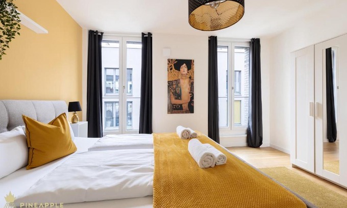 Innere Vorstadt Apartment | Elegant Pineapple Apartments in Dresden's Altstadt - Family-Friendly
