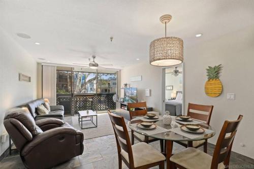 South Mission Beach House | Family-Friendly Pineapple Paradise by Mission Beach