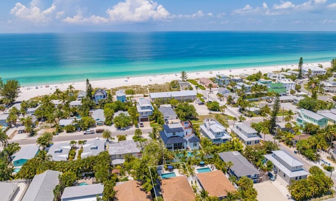 Ilexhurst House | Beachside Retreat: Pet-Friendly with Ocean Views & Spa!