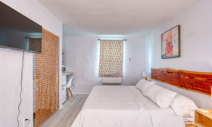 Bridgeport Heights Hotel | Relax at Pineapple Shores Retro Motel with Oceanfront Views