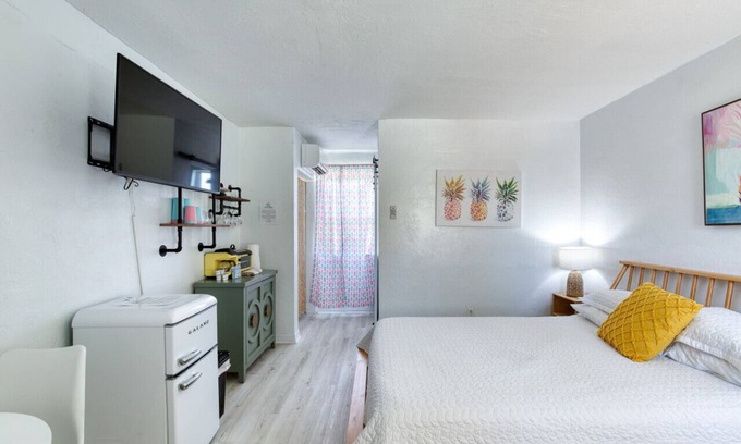 Bridgeport Heights Hotel | Pineapple Shores Retro Inn: Oceanfront Oasis for Families