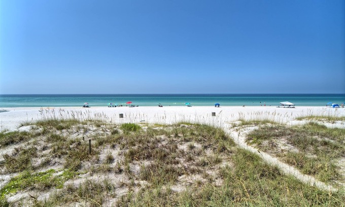 West Panama City Beach Hotel | Family-Friendly Pineapple Villas with Pool on Laguna Beach