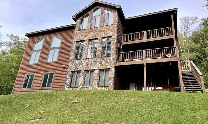Davis House | Serene Pinebrook Retreat - Adventure & Ocean Views Await!