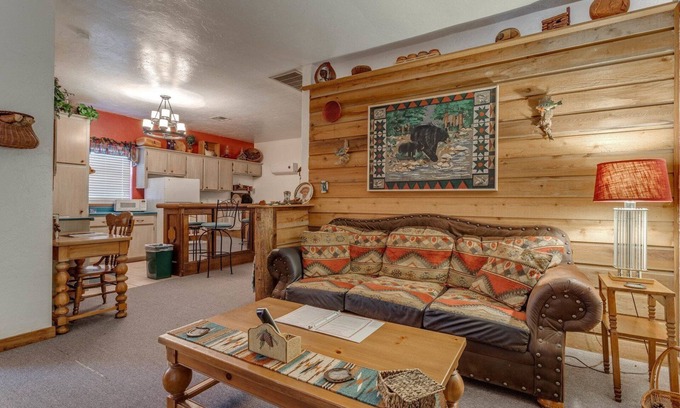 Norman Bed & Breakfast | Cozy Pinecone Cottage at Whispering Pines Inn - Pet Friendly