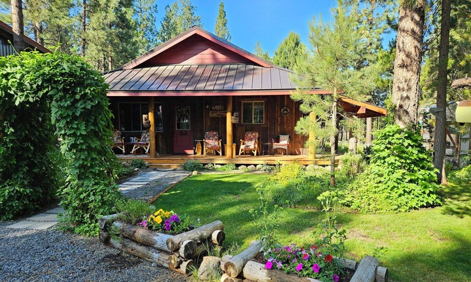 La Pine Cabin | Pet-Friendly Pinecone Cabin with Hot Tub and Scenic Trails