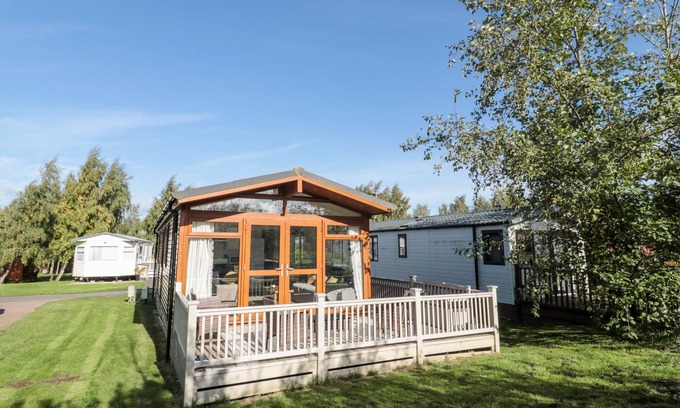 Morpeth Cottage | Pinecone Lodge No 9: Pet-Friendly Retreat with Garden