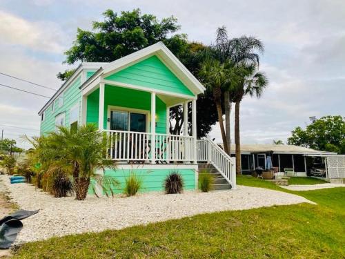 Southgate House | Inviting Pinecraft Tiny Home 'Green Parrot' for Families