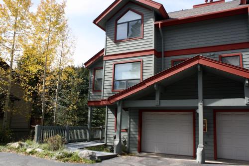 Warrior's Mark House | Family-Friendly Pinecreek #I with Private Hot Tub & Shuttle
