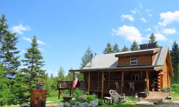 Lakeside Cabin | Escape to Pinecrest Cabin: Mountain Retreat with Pool & Lake View