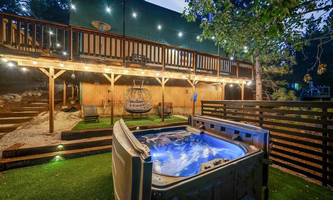 Sugarloaf Cabin | PineDen Cabin: Hot Tub, Arcade & Fire Pit Retreat Awaits