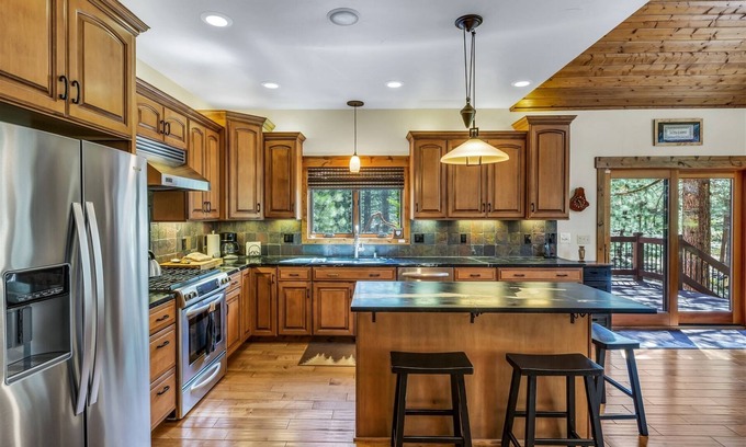 Lake Davis House | Pinehaven Retreat: Guest Rated 10/10 with Pool & Kitchen