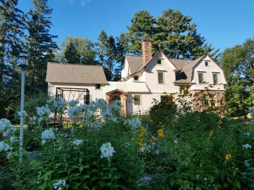 Bayfield Bed & Breakfast | Relaxing Pinehurst Inn Bed & Breakfast – Guest Rated 9/10