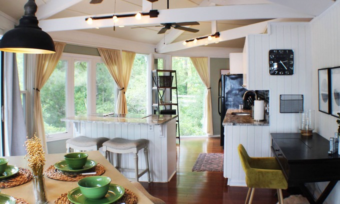 Pinehurst Condo | Discover Pinehurst Tree House: Lake Views & Family-Friendly Stay