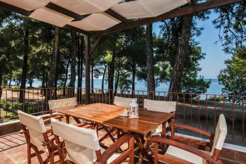 Skala Rachoniou House | Pet-Friendly PineReef Blue with Ocean Views & 9.7/10 Rating