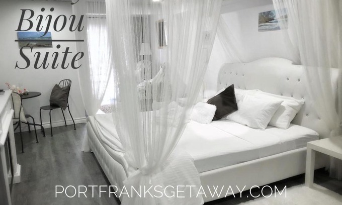 Port Franks Bed & Breakfast | Experience the Pinery Bijou Suite with Ocean View & Hot Tub