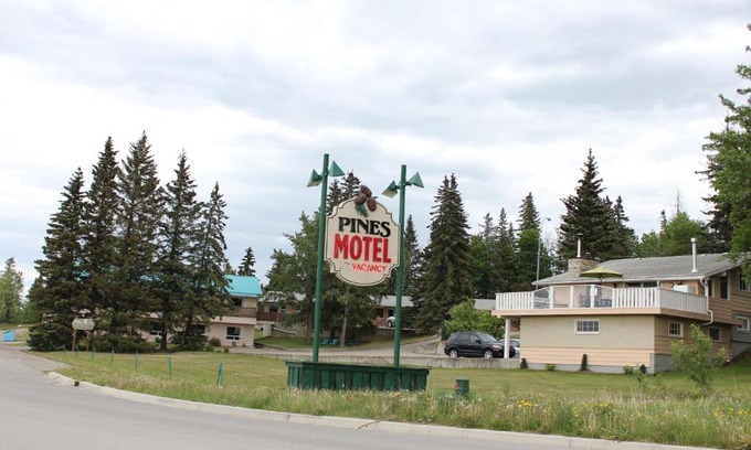Hinton Hotel | Cozy Pines Motel: Oceanfront Retreat for Family Getaways