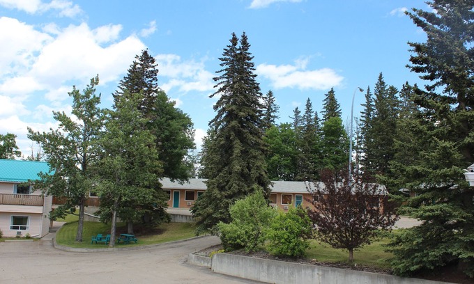 Hinton Hotel | Top-Rated Pines Motel: Family-Friendly with Kitchen Amenities