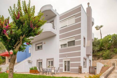 Petaloudes Villa | Family-Friendly Pines Villa: A Perfect Getaway Awaits