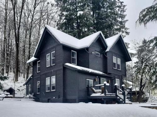 Fleischmanns House | Oceanfront Pinetree Guesthouse - Rated 9.3/10 by Guests