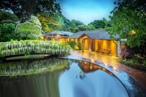 Carlyon House | Pet Friendly Pinetum Garden Cottages with Ocean Views