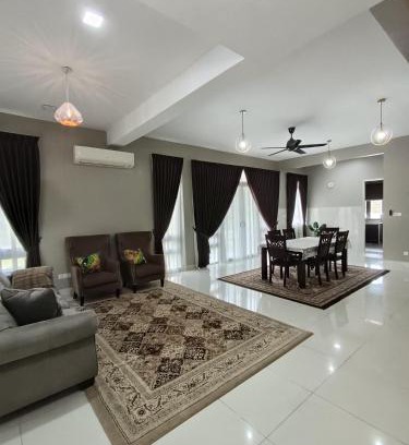 Putrajaya House | Delightful Pinevalley Homestay in Putrajaya with Hot Tub