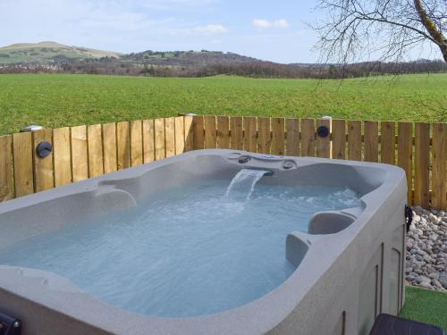 Dunfermline House | Pet-Friendly Pinewood Cabin with Hot Tub & 9.5/10 Rating