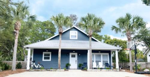West Panama City Beach House | Cozy Pinewood Cottage: Perfect for Families and Pets