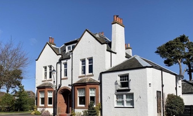 Leuchars House | Experience Pinewood Country House: Eco-Friendly Retreat