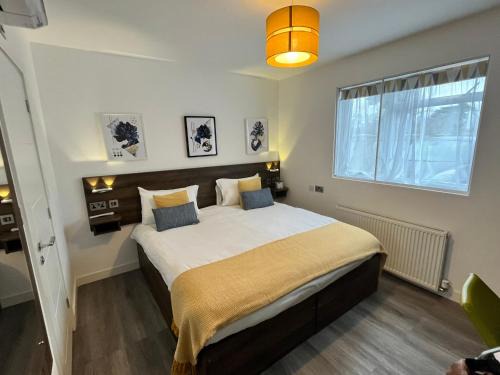Iver House | Cozy Pinewood Guest House with Child-Friendly Amenities