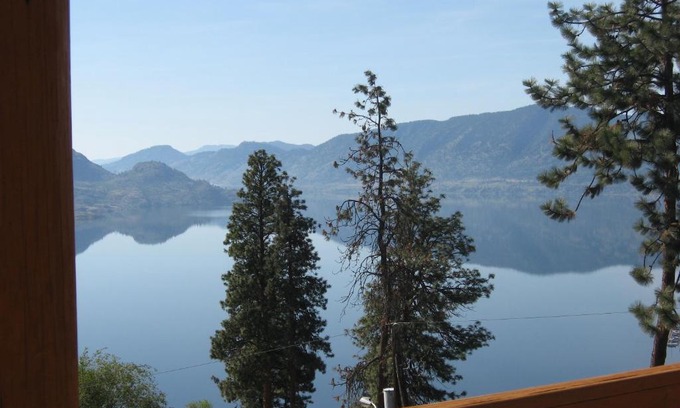 Central Okanagan House | Eco-Friendly PineWood Guesthouse with Hot Tub & Breakfast