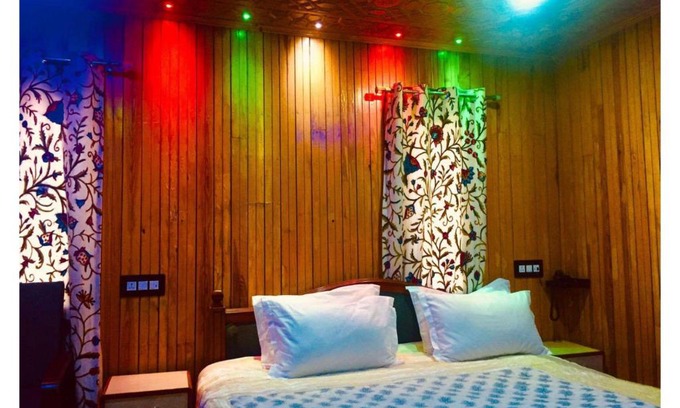 Srinagar Hotel | Inviting Pinewood Resort: Family-Friendly with Breakfast Included