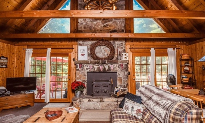 Sky Valley Cabin | Dog-Friendly Piney Bear Cabin at Deep Creek Lake, MD