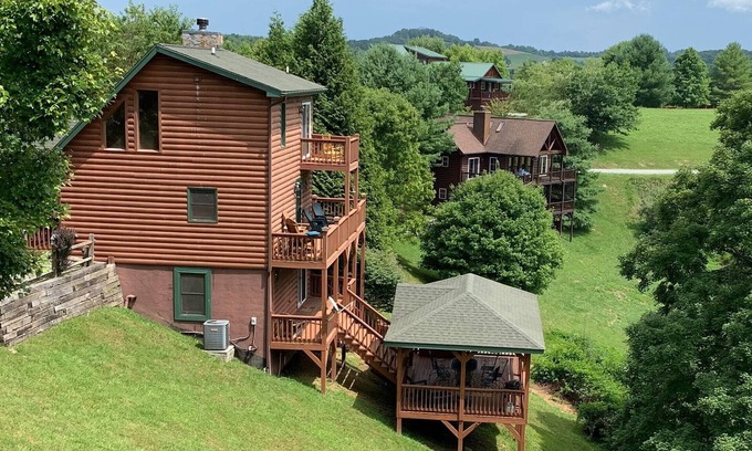 Piney Creek House | Experience Piney Creek: Cozy Mountain Cabin with 360 Views
