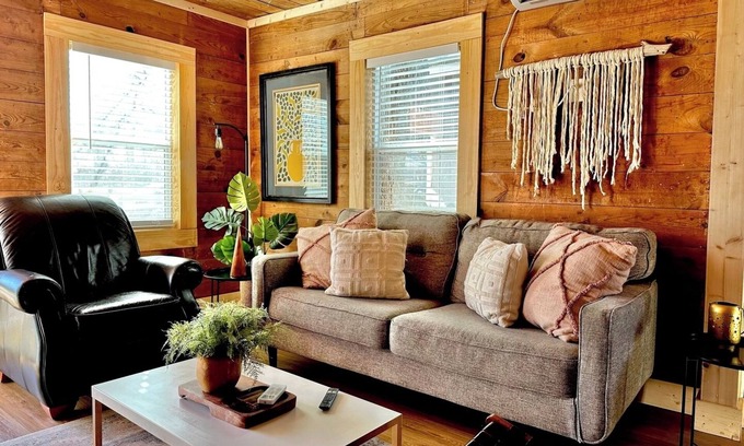 Blackshear-Prospect Hill House | Pink Bungalow . Sweet Location. Walkability