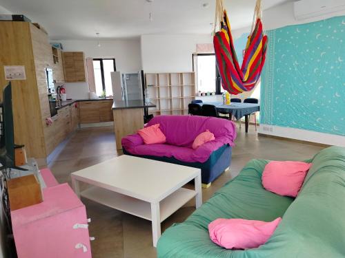 Għadira Apartment | Pink Fairy Paradise Penthouse: Family & Pet Friendly Retreat