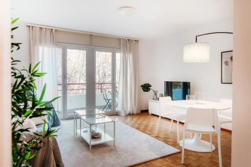 Chiasso Apartment | Relax at Pink Flat by Quokka 360 near the Italian Border