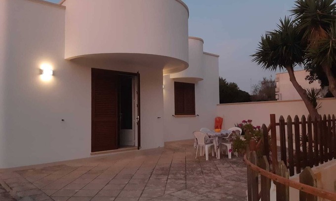 Capilungo House | Idyllic Oceanfront 'Pink' House with Pet-Friendly Amenities