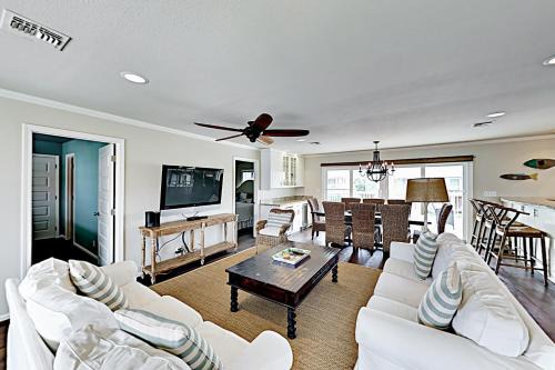 Key Allegro House | Delightful Stay at Pink Pineapple with Pool Access