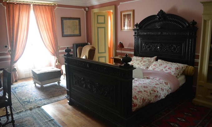 Piossasco Bed & Breakfast | Experience Bliss at Villa Mirano's Pink Room in Turin
